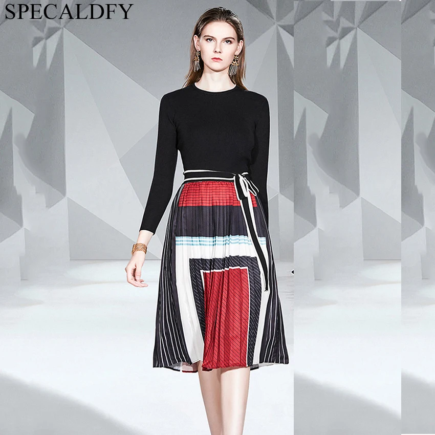 Женский трикотажный комплект из двух предметов дизайнерский с юбкой свитер и