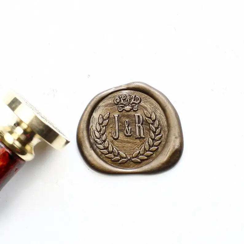 Оставьте Свадебный логотип в виде венка с инициалами восковая печать фото