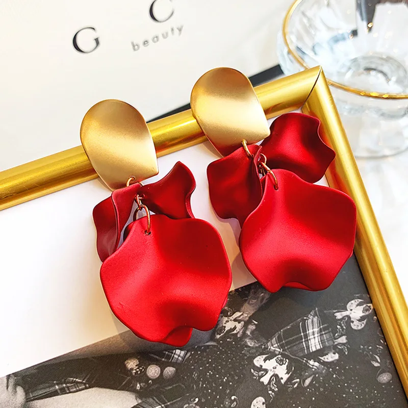 Оригинальные висячие серьги с кисточками и лепестками красной розы в