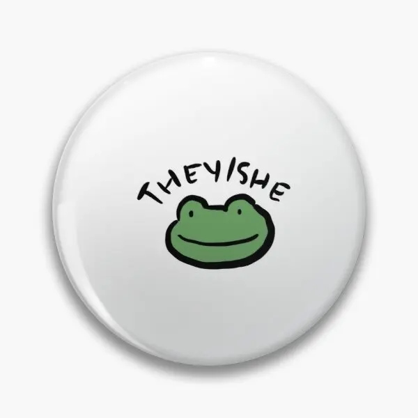 

Брошь в виде мягкой пуговицы с надписью «Froggy They She»