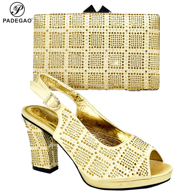 Золотистого цвета Специальное поступление Комплект из женских туфель и сумочки