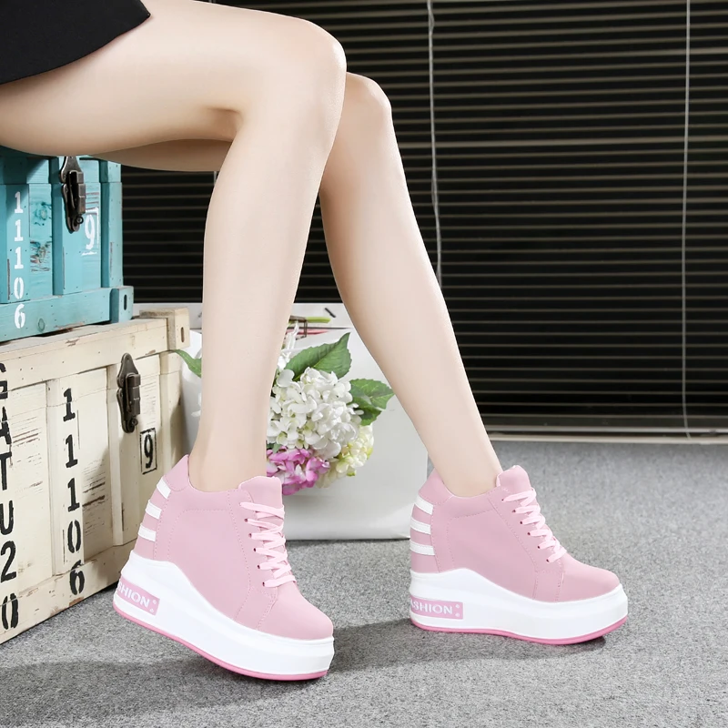 

In the spring and Autumn of 2020, women's shoes with 12cm high heels and thick soles will be worn with lace-ups