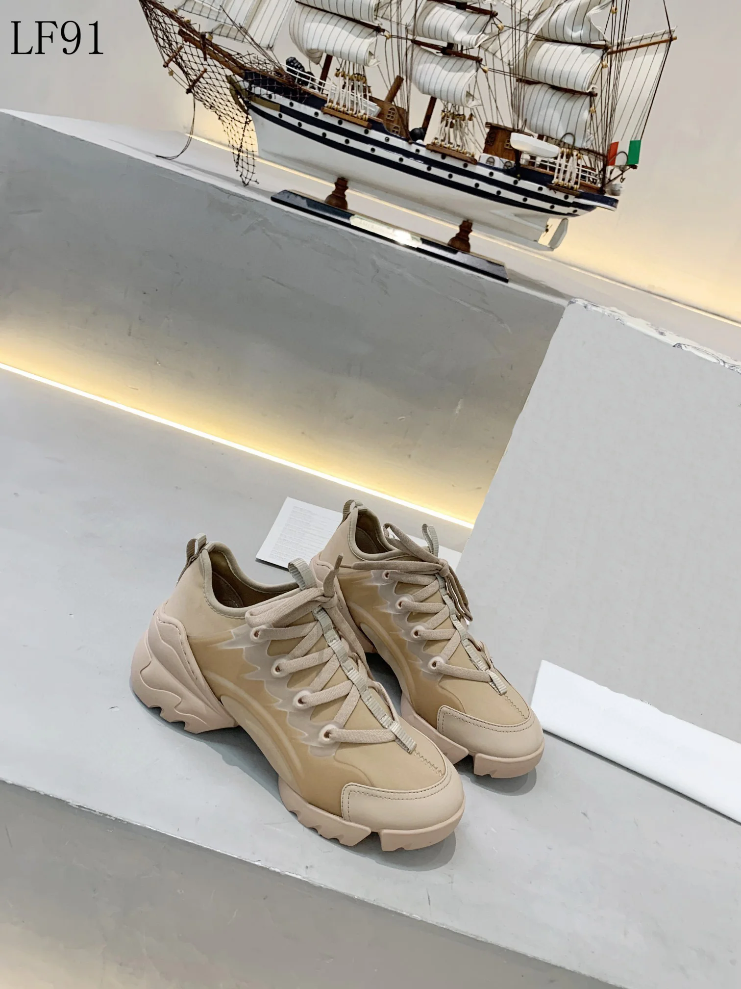 

Luxury Design New Women Sandals Women Slippers Shoes For Women 2021 Women Shoes Outdoor Designer Shoes Sandales Sport Sneakers