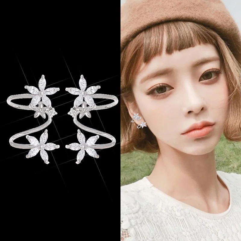Серьги в японском и корейском стиле серебристого цвета с клевером стразы