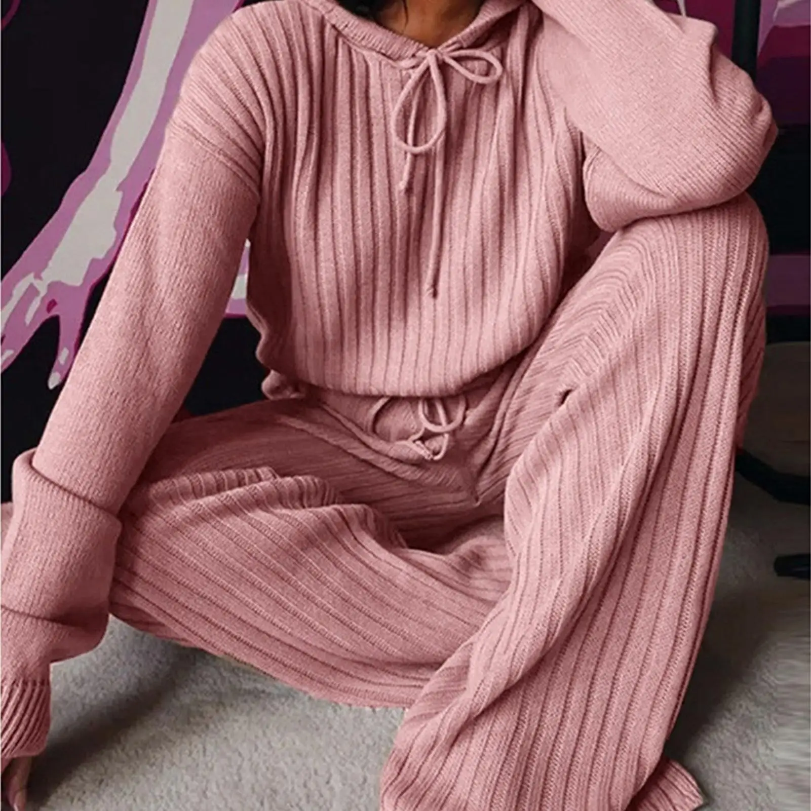 

Комплект женский трикотажный с капюшоном и широкими штанинами