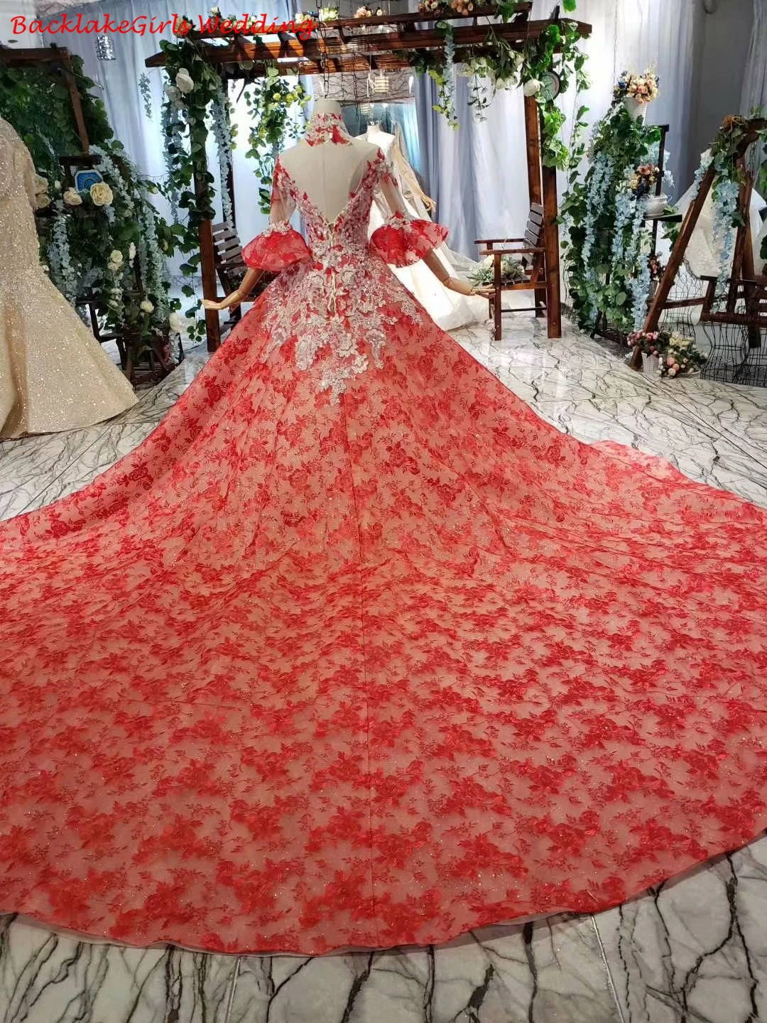 Красное Бальное Платье с ожерельем и Расклешенным рукавом аппликация из цветов