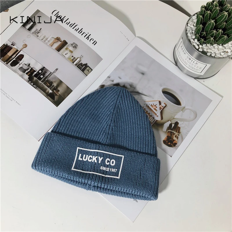 Женская шапка с буквенным принтом черепом осенняя теплая вязаная однотонная