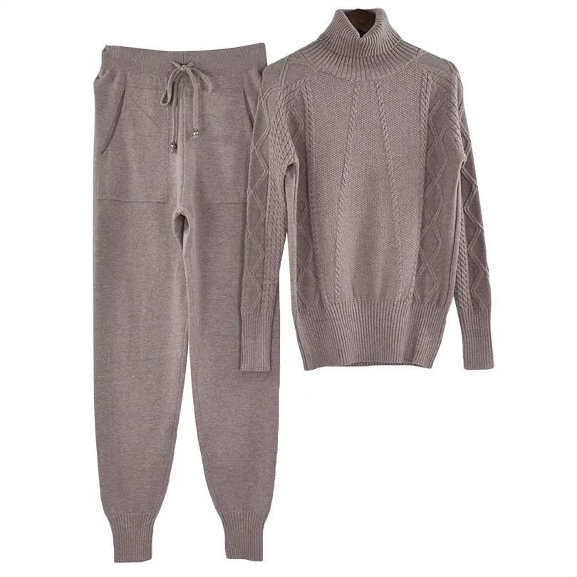 Женский трикотажный спортивный костюм теплый пуловер с высоким воротом и