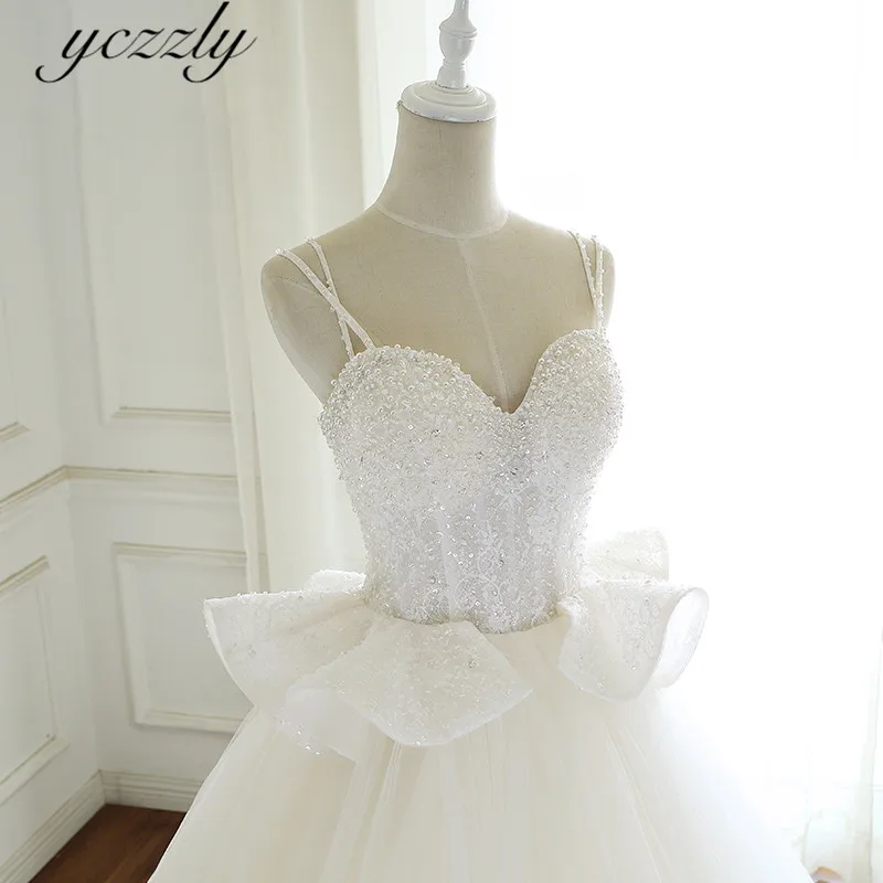 Роскошное бальное платье на тонких бретельках кружевное свадебное с жемчугом и