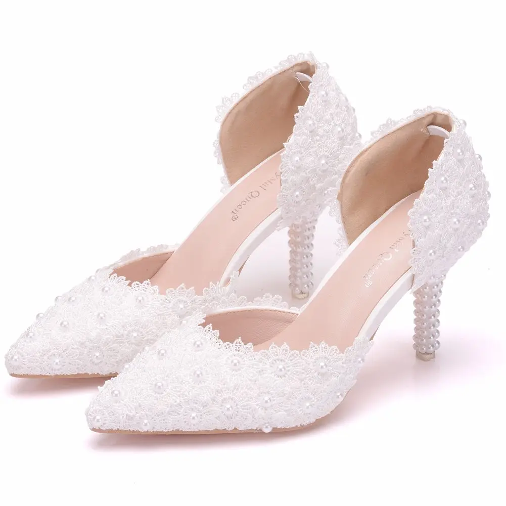 Женские свадебные туфли украшенные кристаллами и жемчугом белые кружевные с