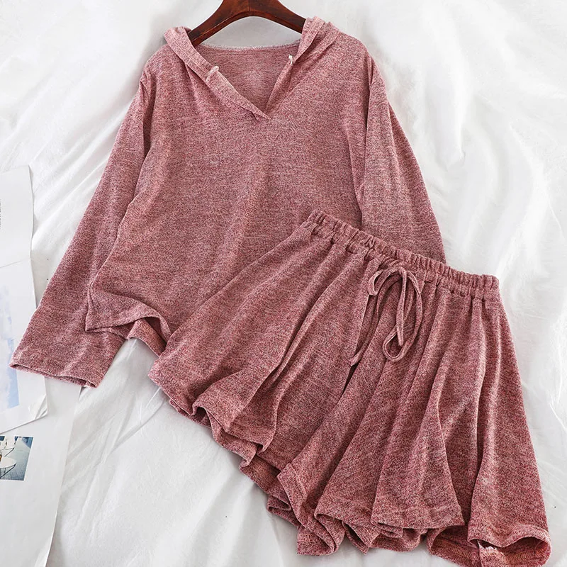 Женский комплект из двух предметов пуловер с капюшоном и эластичная юбка сезон