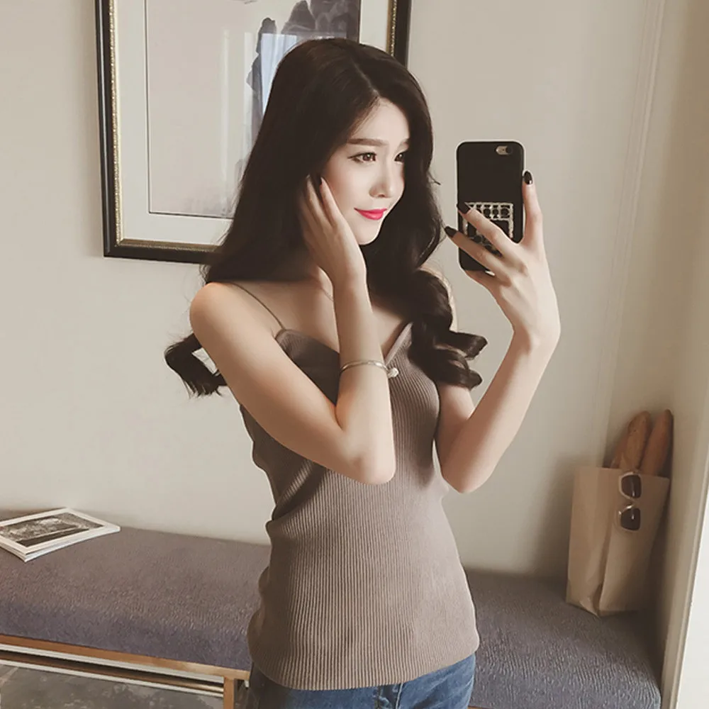 Женский трикотажный топ на бретелях укороченный без рукавов с v образным вырезом