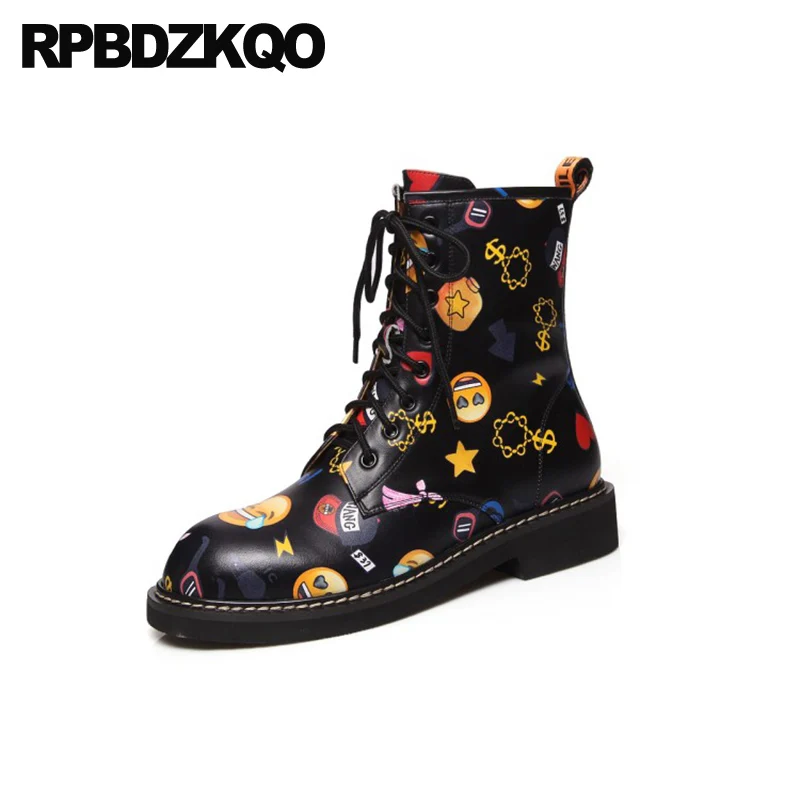 В стиле милитари на шнуровке обувь с не сужающимся книзу массивным черные