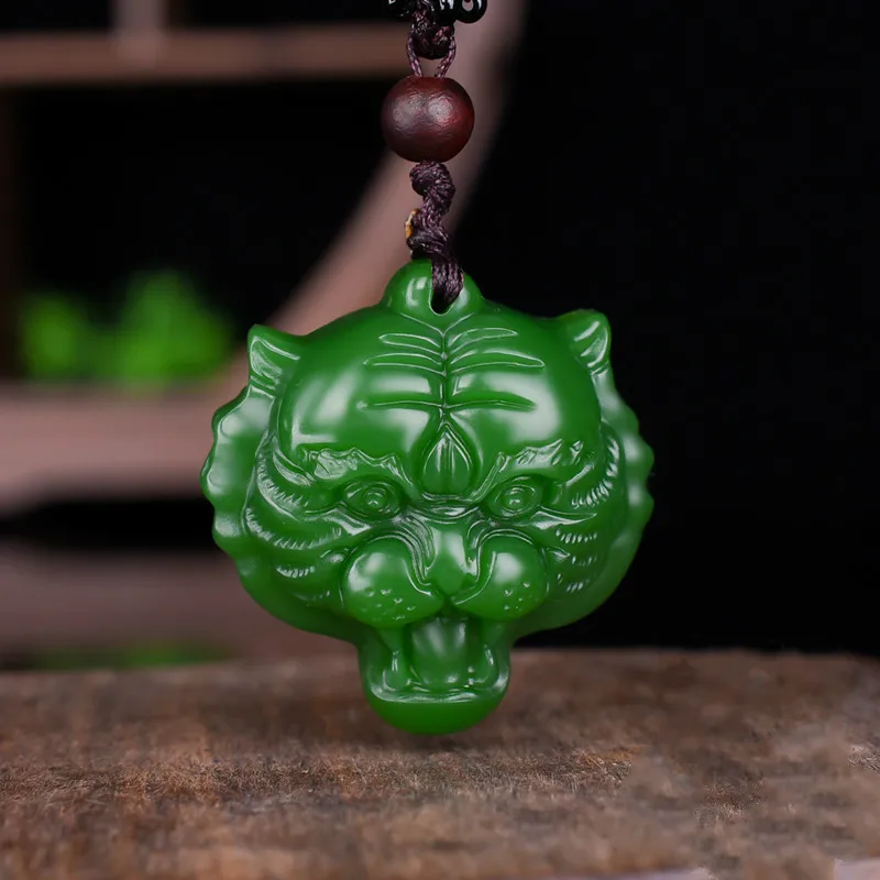 Китайский Натуральный голова тигра зеленый нефрит кулон ожерелье ручной резной
