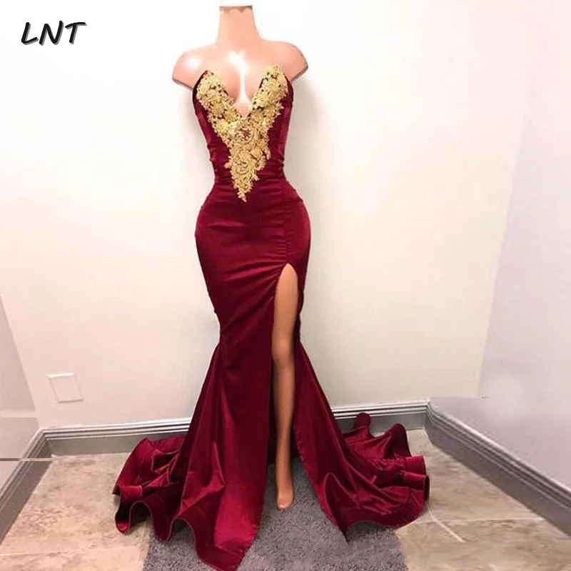 Платье для выпускного вечера с V-образным вырезом и золотистой аппликацией |