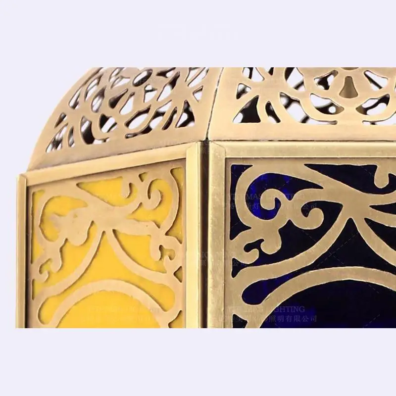 Небольшой арабский подвесной светильник из меди и разноцветного стекла на