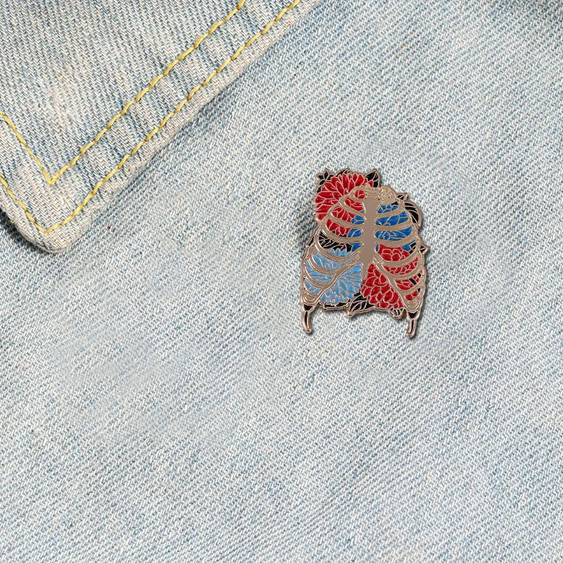 Отличное качество разобранных ребер, груди и сердца лягушки человека - эмалированная булавка на рубашку, сумку или брошь в подарок для врачей и медсестер.