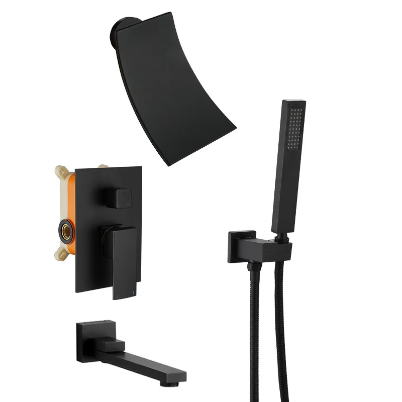 Электрический Темный наряд душ попадает в стену квадратного черного матового