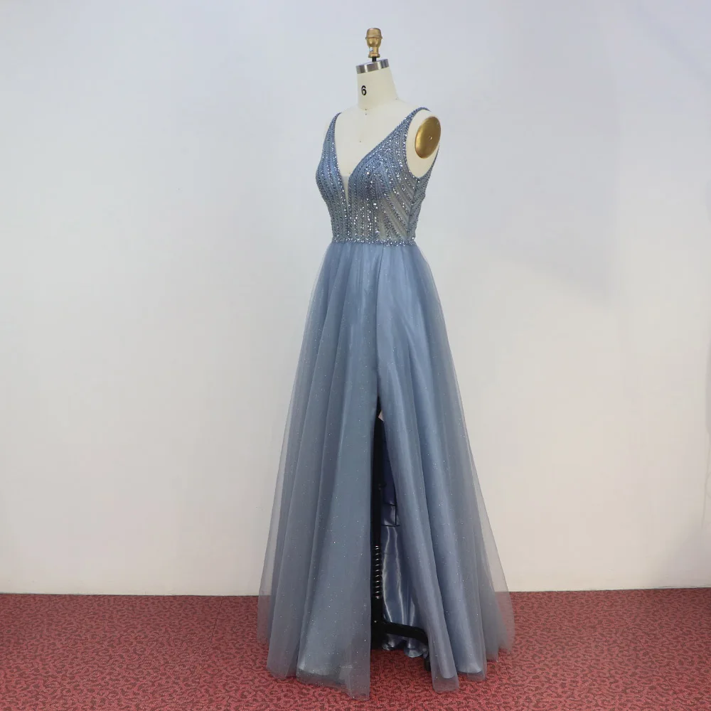 Длинное платье для выпускного вечера с глубоким v-образным вырезом вышитое