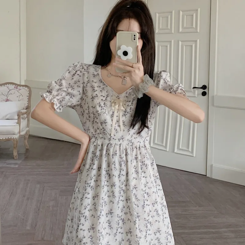 Женское шифоновое платье с рукавами-фонариками кремового цвета цветочным