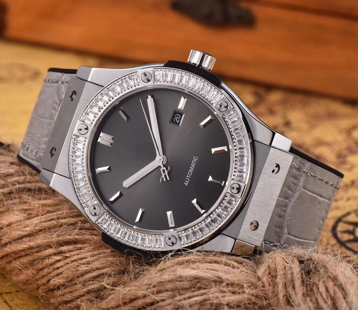 

Новинка 2021, модная модель автоматических мужских часов Hub, роскошный кожаный ремешок для часов, циферблат из нержавеющей стали с бриллианта...