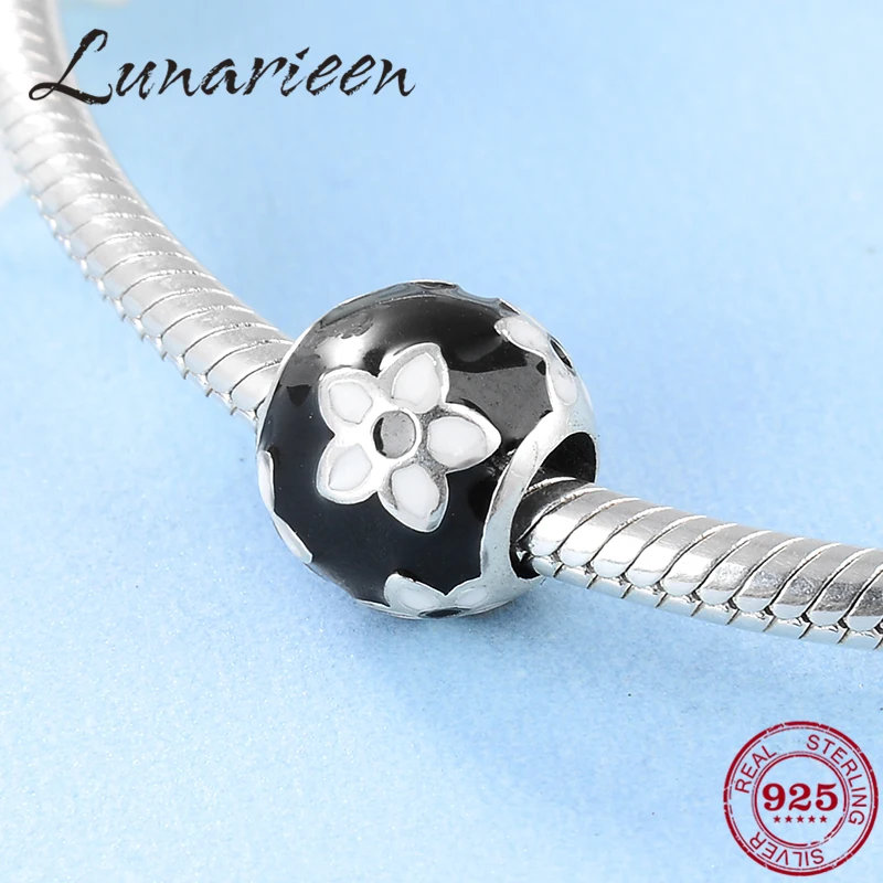 Бусины из серебра 925 пробы с маленькими белыми цветами и черной эмалью | Украшения