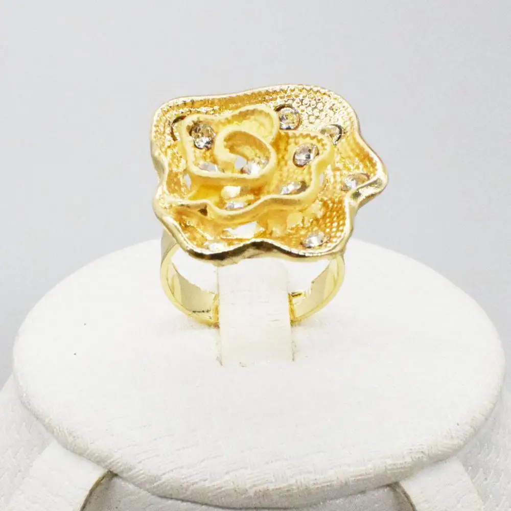 Комплект из колье и серёг золотистого цвета с африканскими бусинами | Украшения