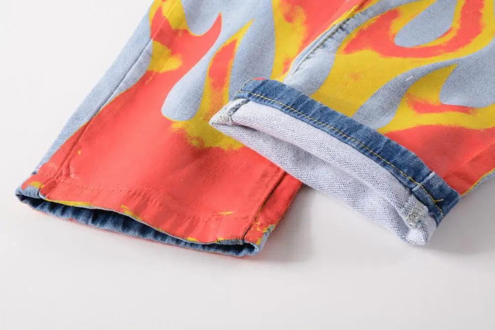 Джинсы мужские стрейчевые светло-голубого цвета с принтом в стиле ретро