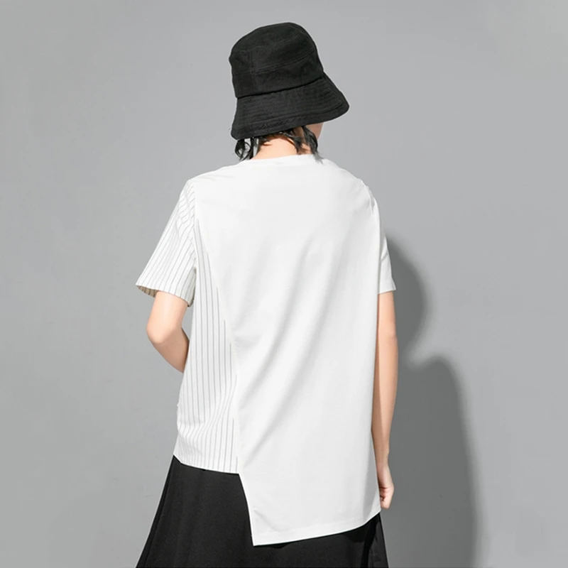 Женская Асимметричная футболка с разрезом черная Повседневная в полоску