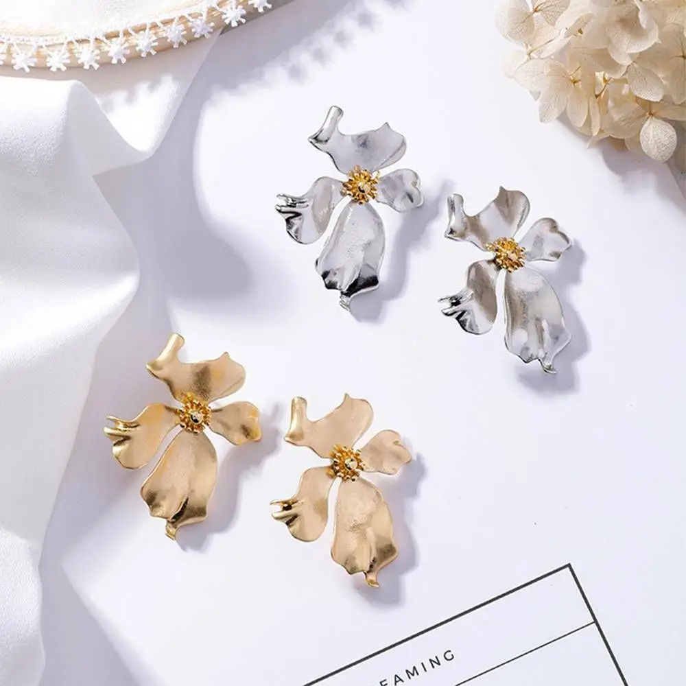 

2020 Fashion Korea Europe New Vintage Gold Color Metal Flower Big Stud Earrings For Women Fashion Personality Statement