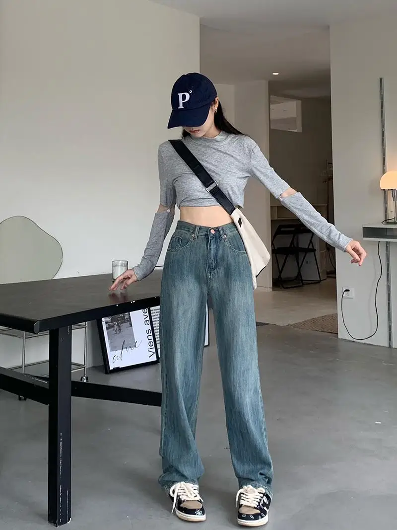 

Loose, slim, high-waisted straight leg jeans5