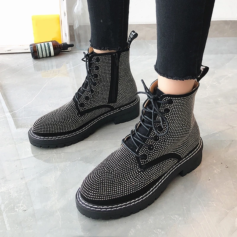 Женские ботильоны со стразами сезон осень черные кожаные ботинки в байкерском