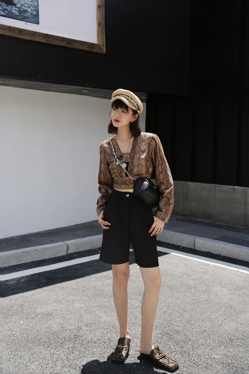 CHEERART укороченная куртка с принтом змеиной кожи женская кожаная V-образным