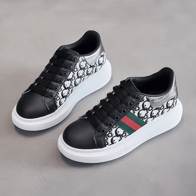 

All-match black shoes women 2020 autumn and winter flat bottom shoes net red ins street shooting white shoes