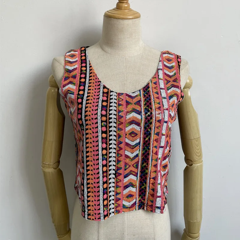 Женская майка с геометрическим принтом красная укороченная бусинами и блестками