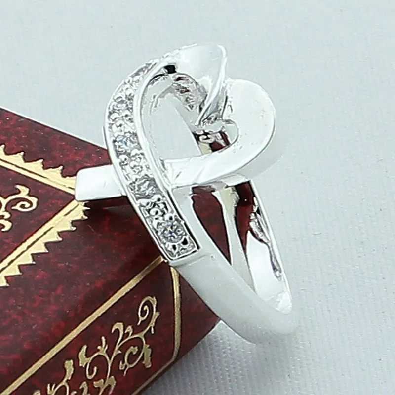 Женское кольцо из серебра 925 пробы с фианитом