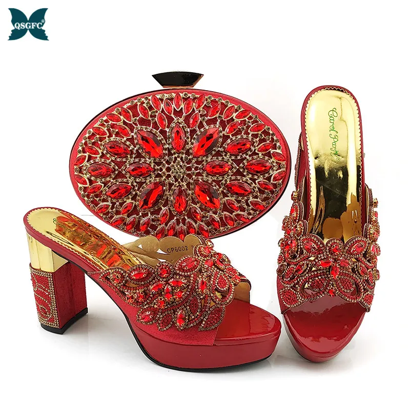 

Модная итальянская обувь в красную полоску с сочетающейся сумочкой-клатчем; Лидер продаж; Свадебные босоножки на высоком каблуке в африкан...