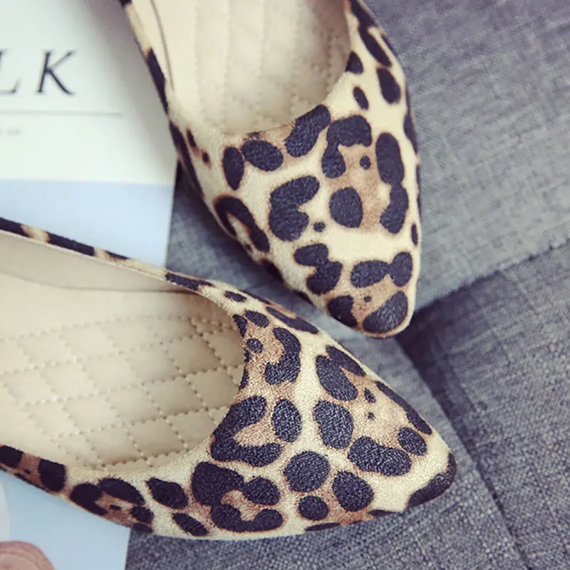 Женская обувь 2020 новые с острым носком на плоской подошве леопардовым принтом