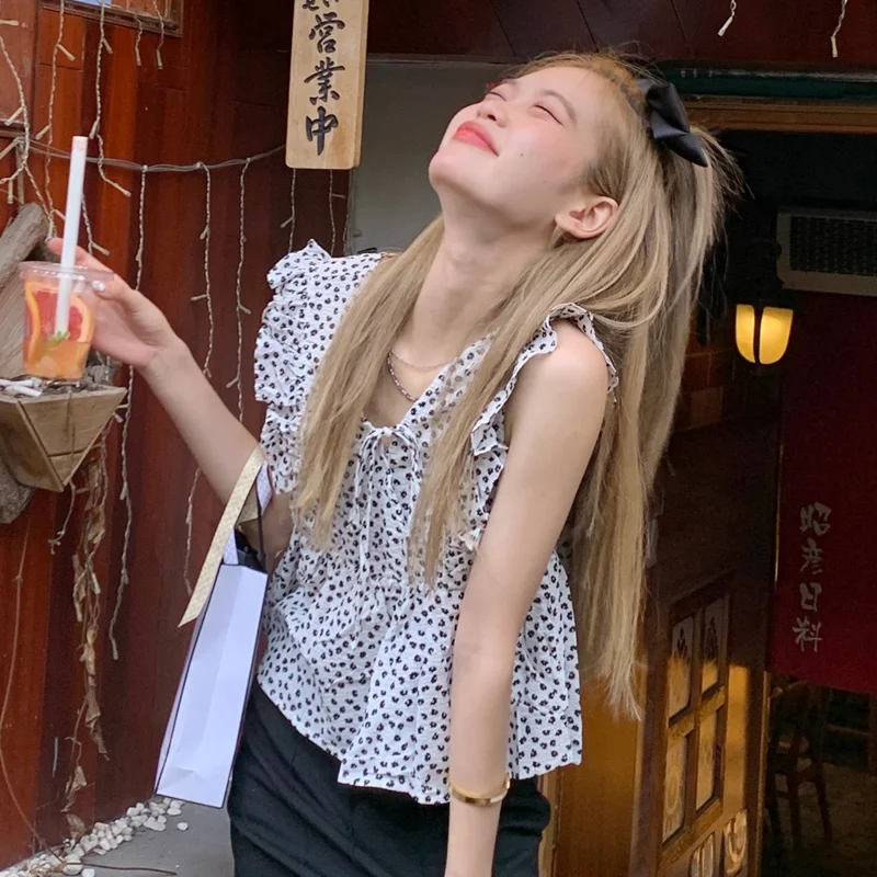 Женский жилет на бретелях с V-образным вырезом и оборками | Женская одежда