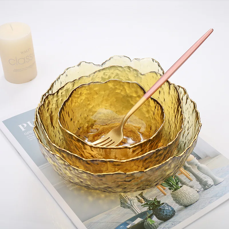 Стеклянная миска с неравномерными краями золотой инкрустацией чаши для