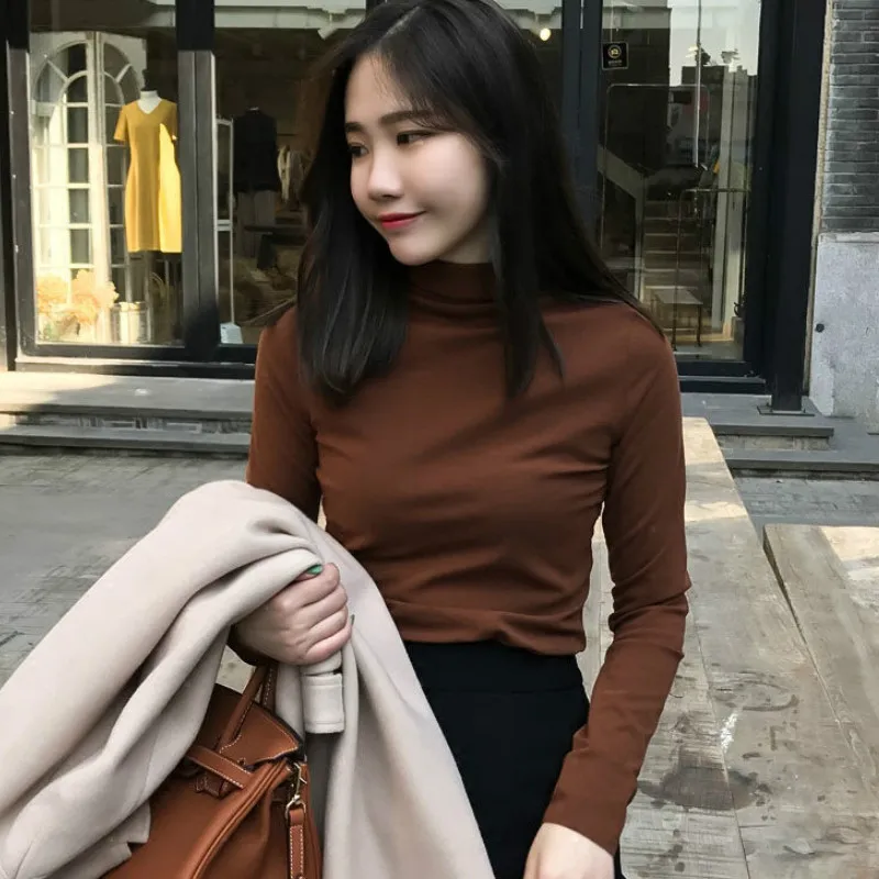 Женская приталенная блузка с длинным рукавом однотонная высоким воротником в