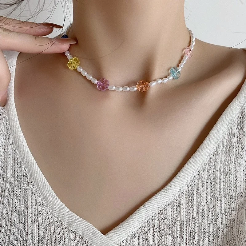 

VSnow Sweet Multicolor Transparent Arcylic Flower Chokers Necklace for Women Summer Simulation Pearl Beaded Necklace Jewellery