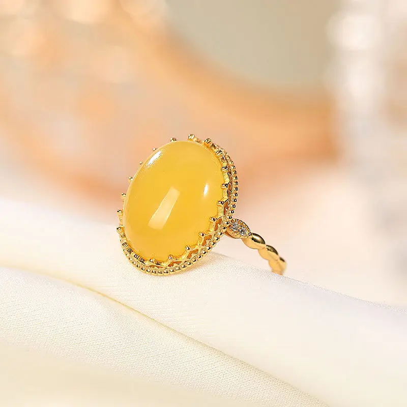 

Регулируемое кольцо из натурального янтарного жёлтого пчелиного воска, с овальной поверхностью