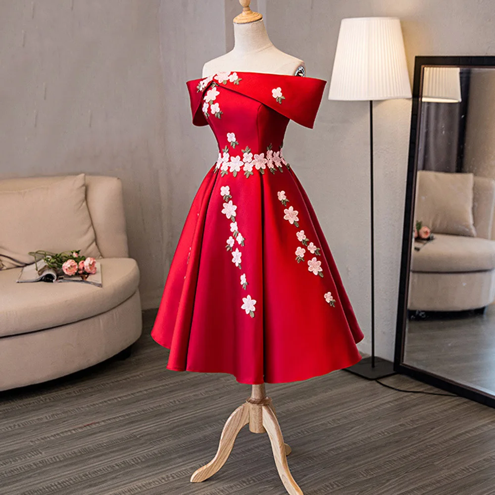 Элегантное красное платье с оборками открытыми плечами для подружки невесты