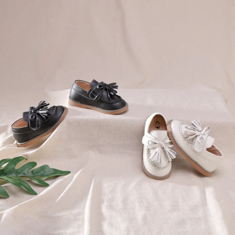 Детская обувь с кисточками черные кожаные туфли на плоской подошве для девочек