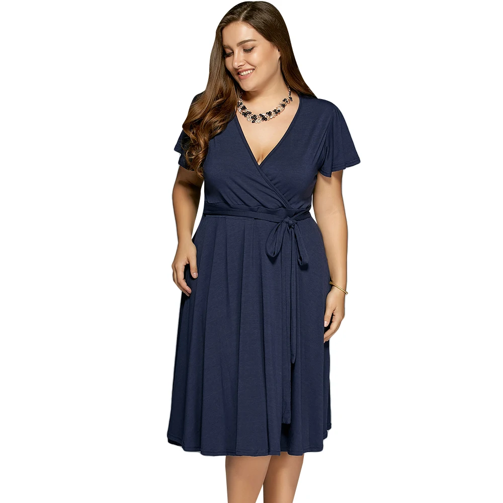 Женское летнее платье темно-синего цвета с v-образным вырезом короткими рукавами