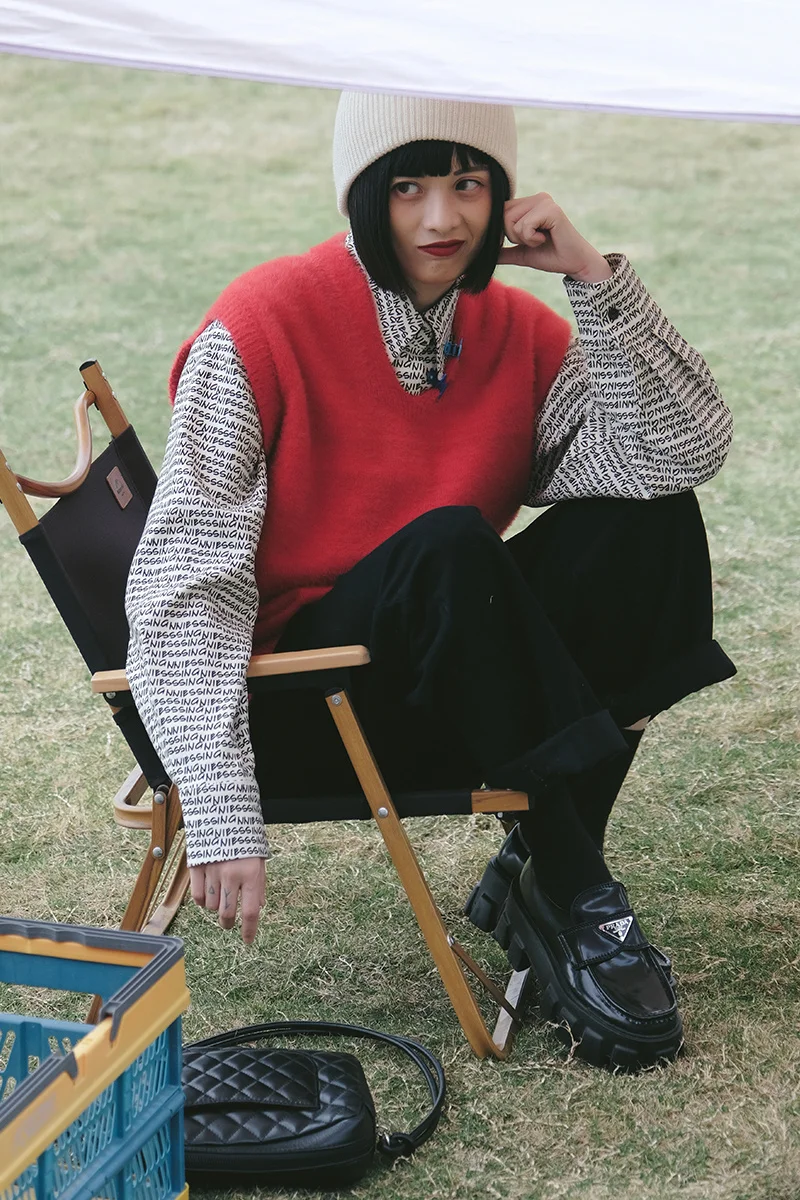 Жилет женский вязаный с V-образным вырезом и воском | Женская одежда