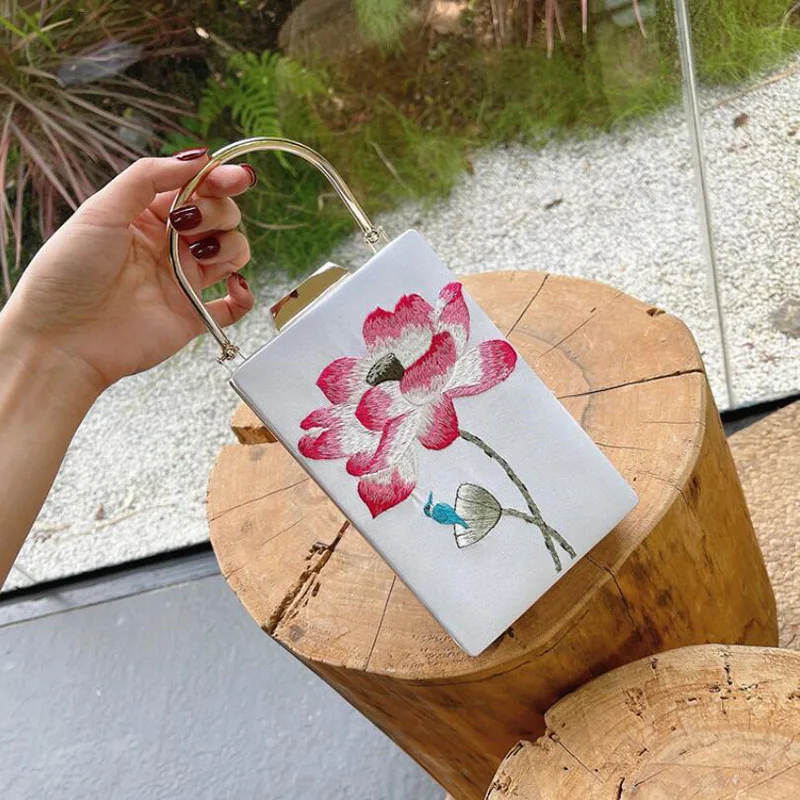 

2021 Embroidery Flowers Handbags Evening Bags White Banquet Women clutches Vintage Wedding Dinner Clutch Wallets Purses B400