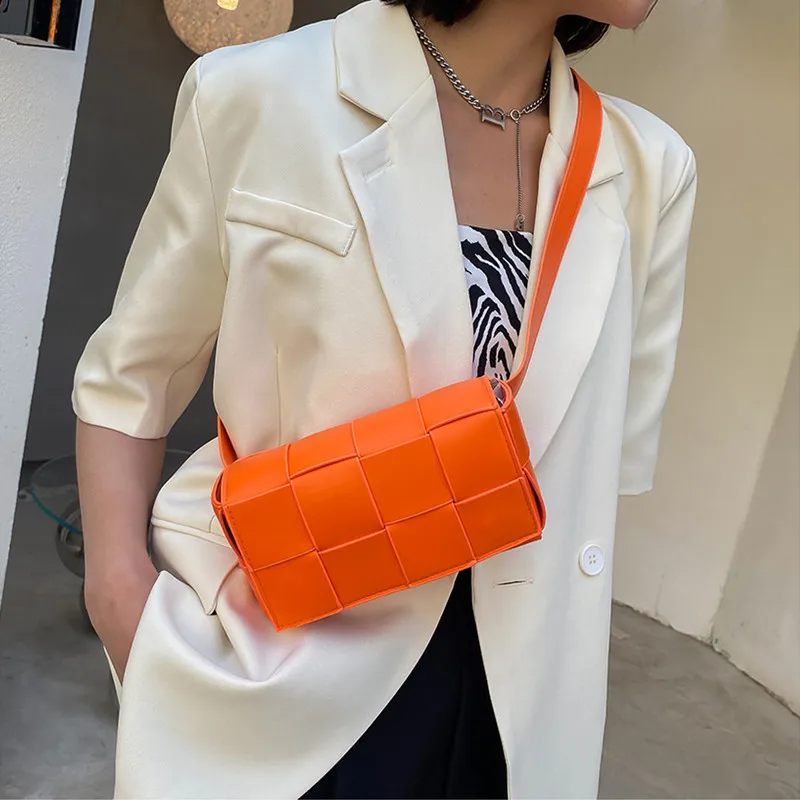 Женская нагрудная сумка через плечо кожаный регулируемый мессенджер с откидной