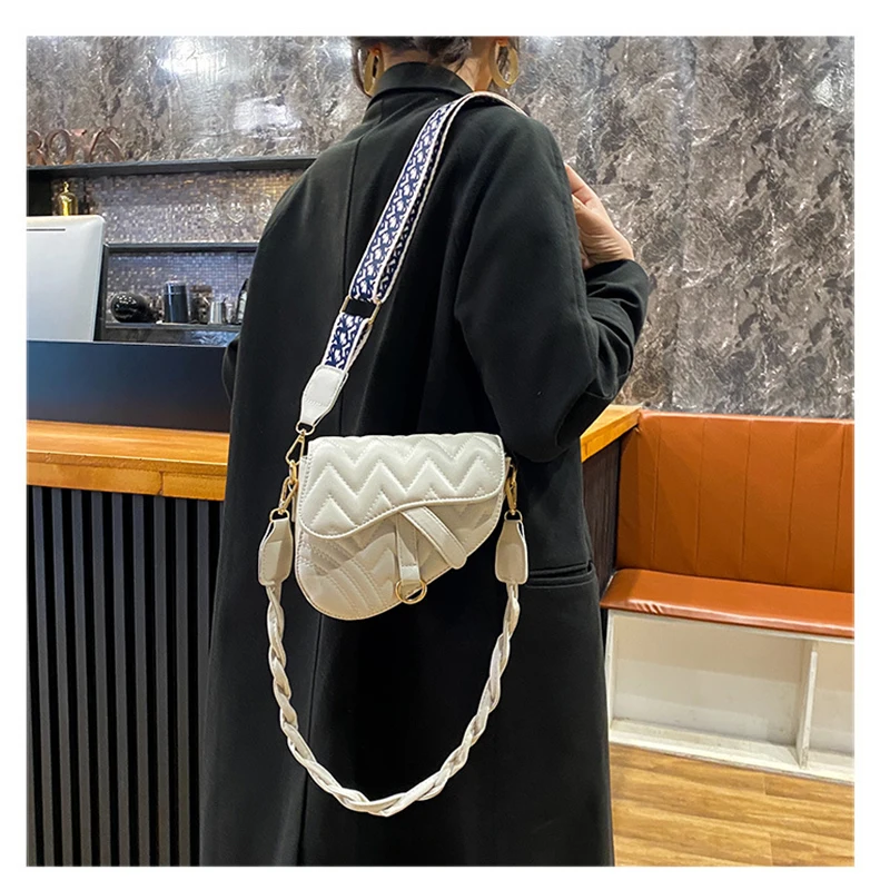 

2021 new trendy fashion high quality wide shoulder brand temperament lady temperament underarm messenger handbag and wallet